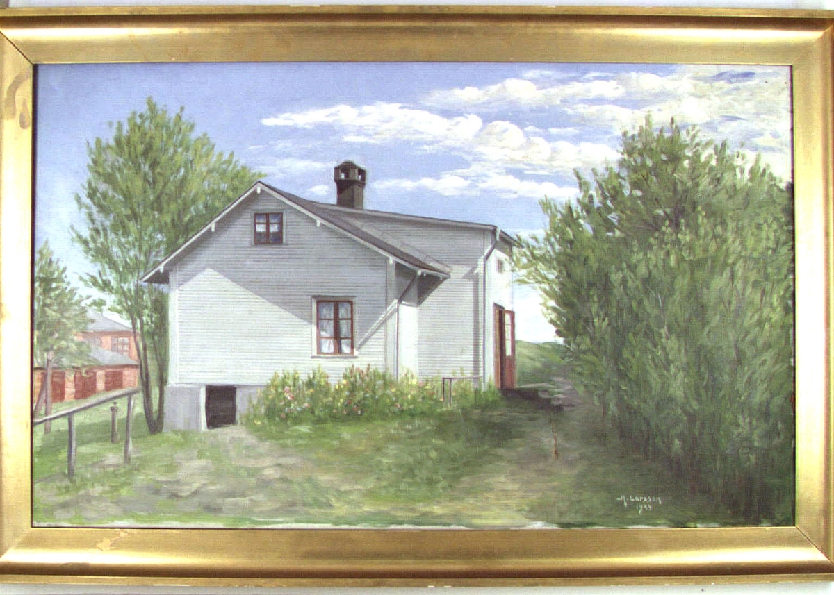 Oljemålning på duk, signerad H. Larsson 1933. Guldfärgad ram.
Föreställer troligtvis Sjätte Tvärgatan på Brynäs där tulltjänstemännen.