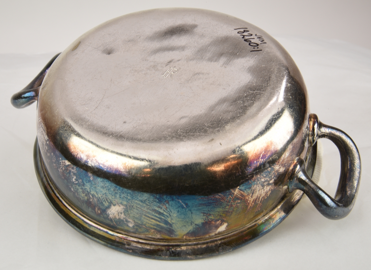 Rund skål eller karott, av nysilver med ovala handtag på båda sidor, märkt "TR" på undersidan av skålen.