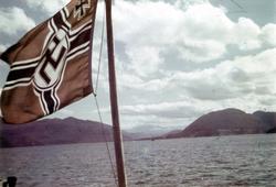 Orlogsflagg, flagg med hakekors akterut på et skip i Saltdal