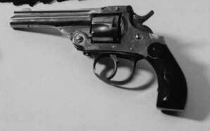 Revolver i vitmetall med svart handtag, av mindre typ. 

En spansk kopia på Smith&Wessons revolver som kallas Euskaro, därav texten på pipan "Smith & Wesson cartridges are those that fit best the "euskaro" revolver". Kalibern är 32S&W (7,9mm).