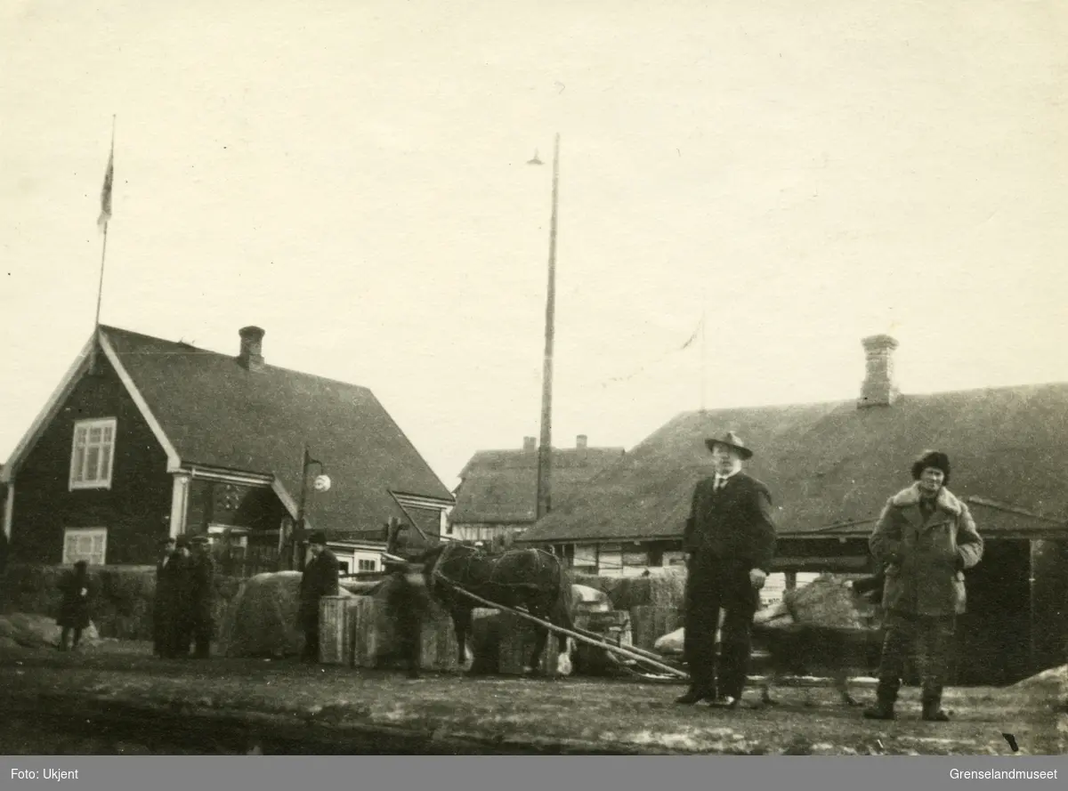 Finsk eksport av bomull via Kirkenes vinteren 1916. Bildet er tatt på kaia i Kirkenes og bomullen skal videre med hest og slede.