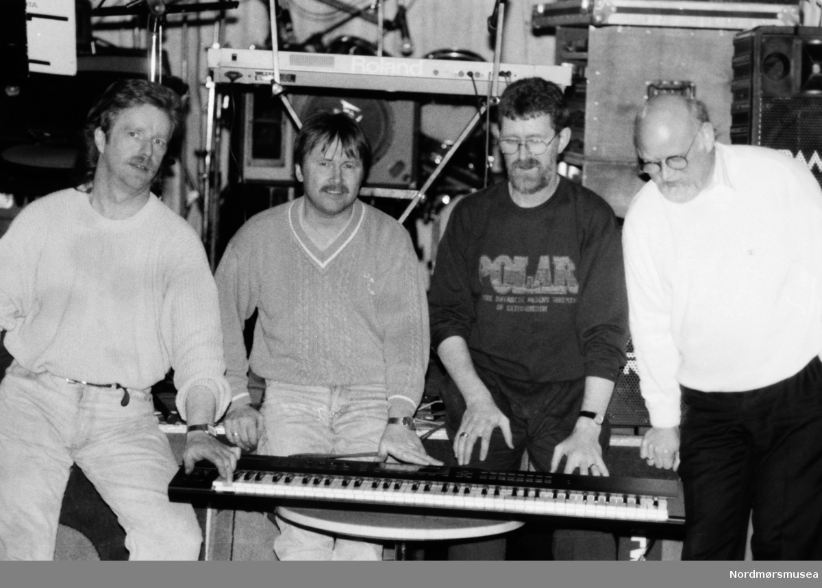 Fra venstre: Arve Lyngstad, Martin Hermundsli, Jarle Hennøen og Geir Sakshaug. Bildet er fra avisa Tidens Krav sitt arkiv i tidsrommet 1970-1994. Nå i Nordmøre museums fotosamling.