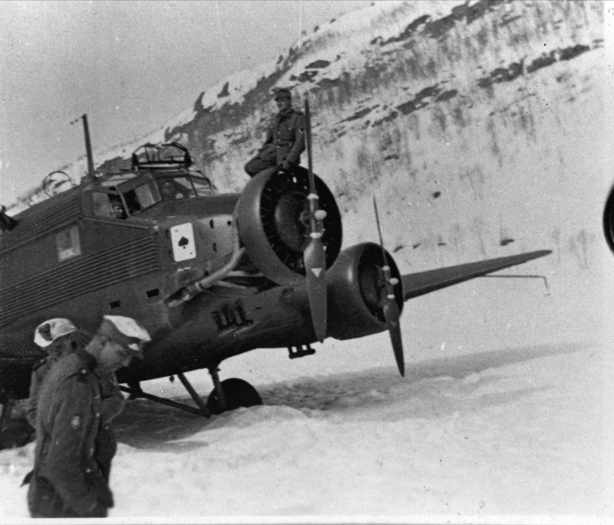 Junkers 52 transportfly på Hartvikvannet. Tyske soldater i forgrunnen.