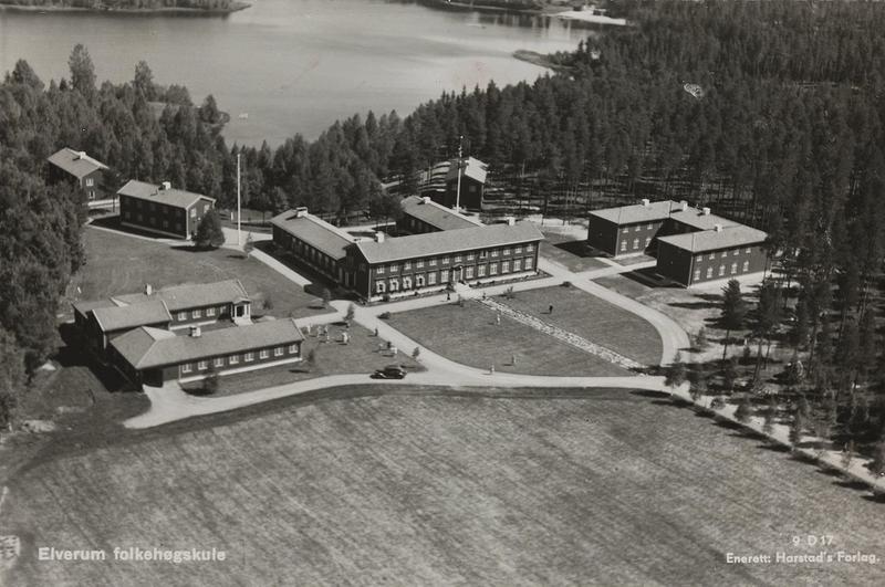 Elverum folkehøgskole i 1930-åra. Foto: Nasjonalbibliotekets bildesamling. (Foto/Photo)