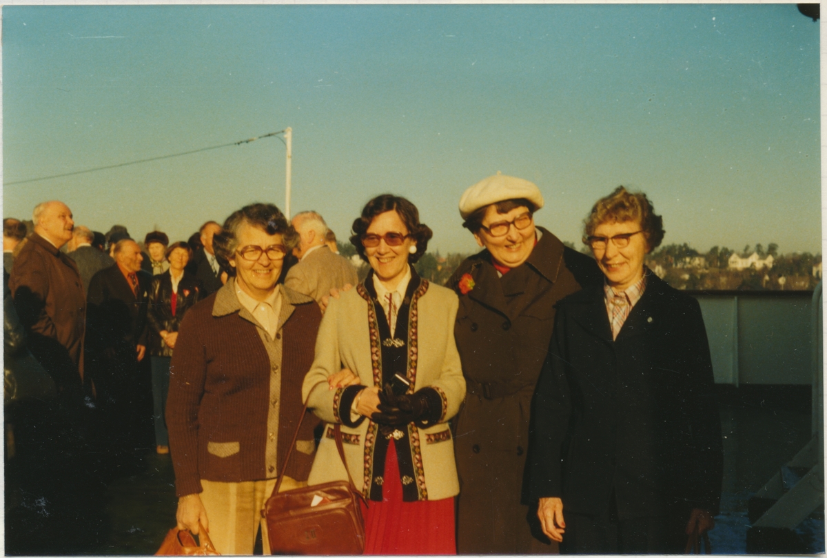 Sachsenhausen 19. april 1980. Fra venstre Nadine Larsen, Ingrid Haugen, Inger Gulbrandsen og Solveig Iversen. De deltok på tur til Berlin 17.-24. april 1980 arrangert av "Foreningen av politiske fanger 1940-1945".