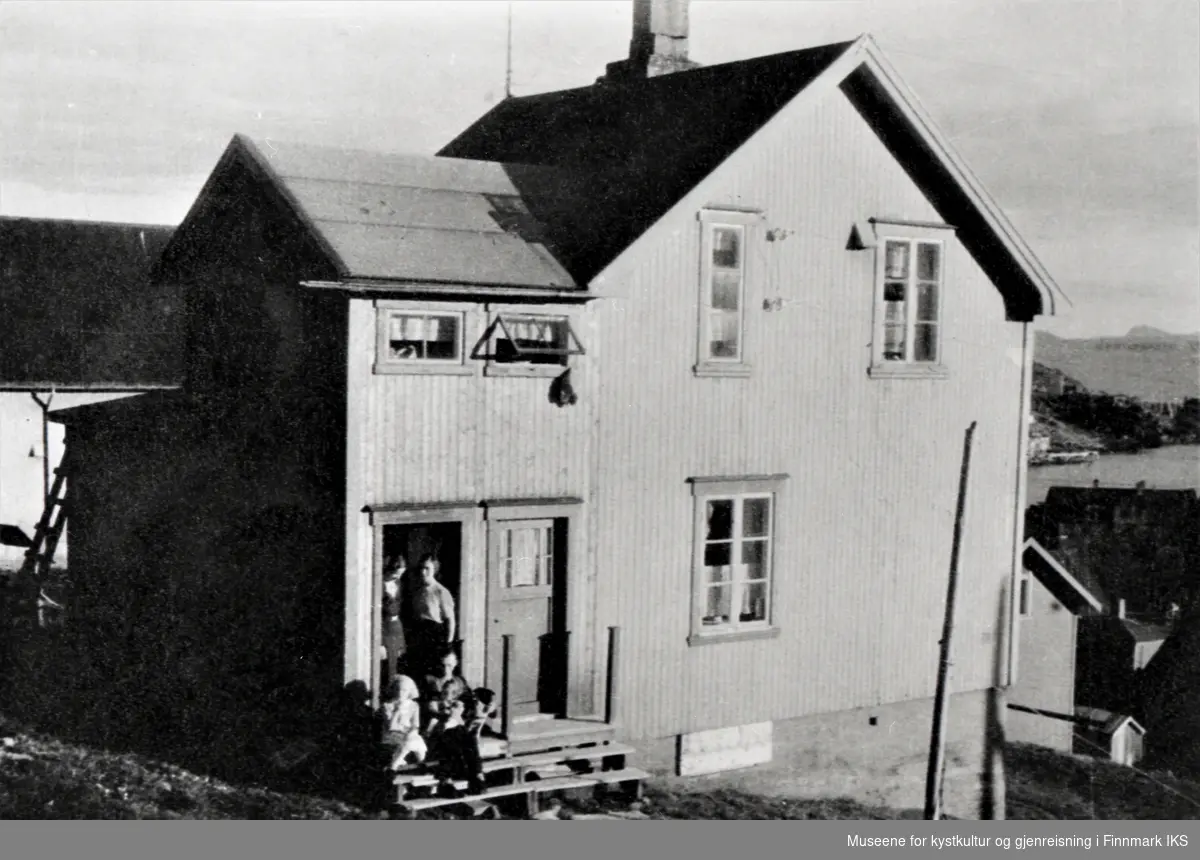 Honningsvåg. Harald Levangs hus på Bakken på Larsjorda. I bakgrunnen Vågen. Antatt begynnelsen av 1940-årene.