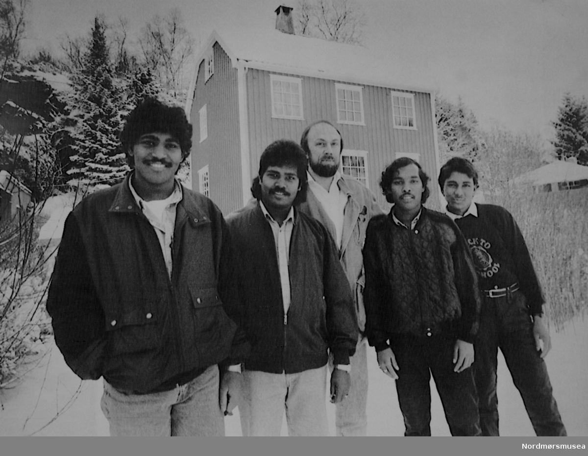 Fem menn på Averøy. Bildet er fra avisa Tidens Krav sitt arkiv i tidsrommet 1970-1994. Nå i Nordmøre museums fotosamling.