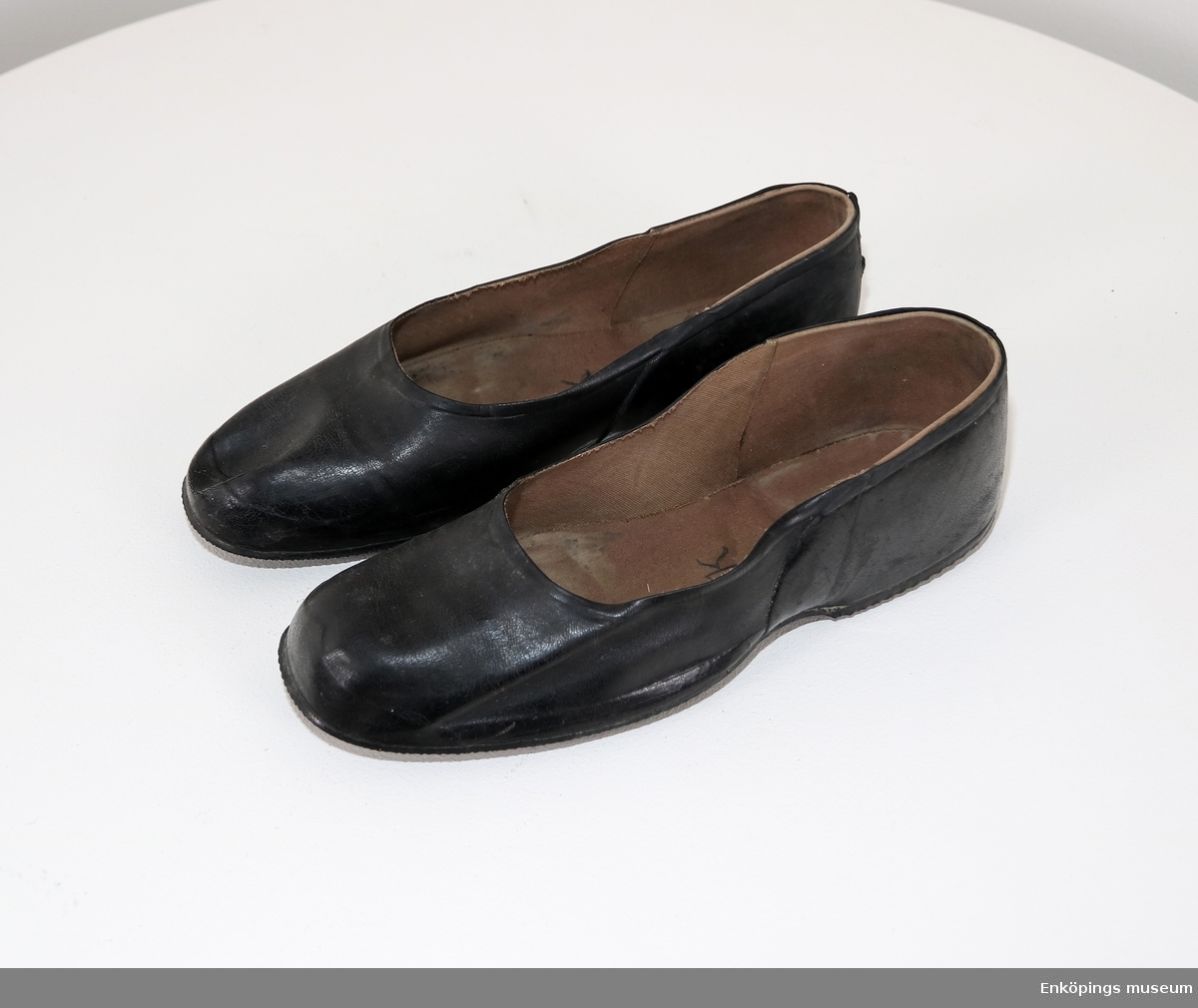 Svarta skor av gummi. Låga galoscher i ballerinamodell. Storlek 9 1/2.