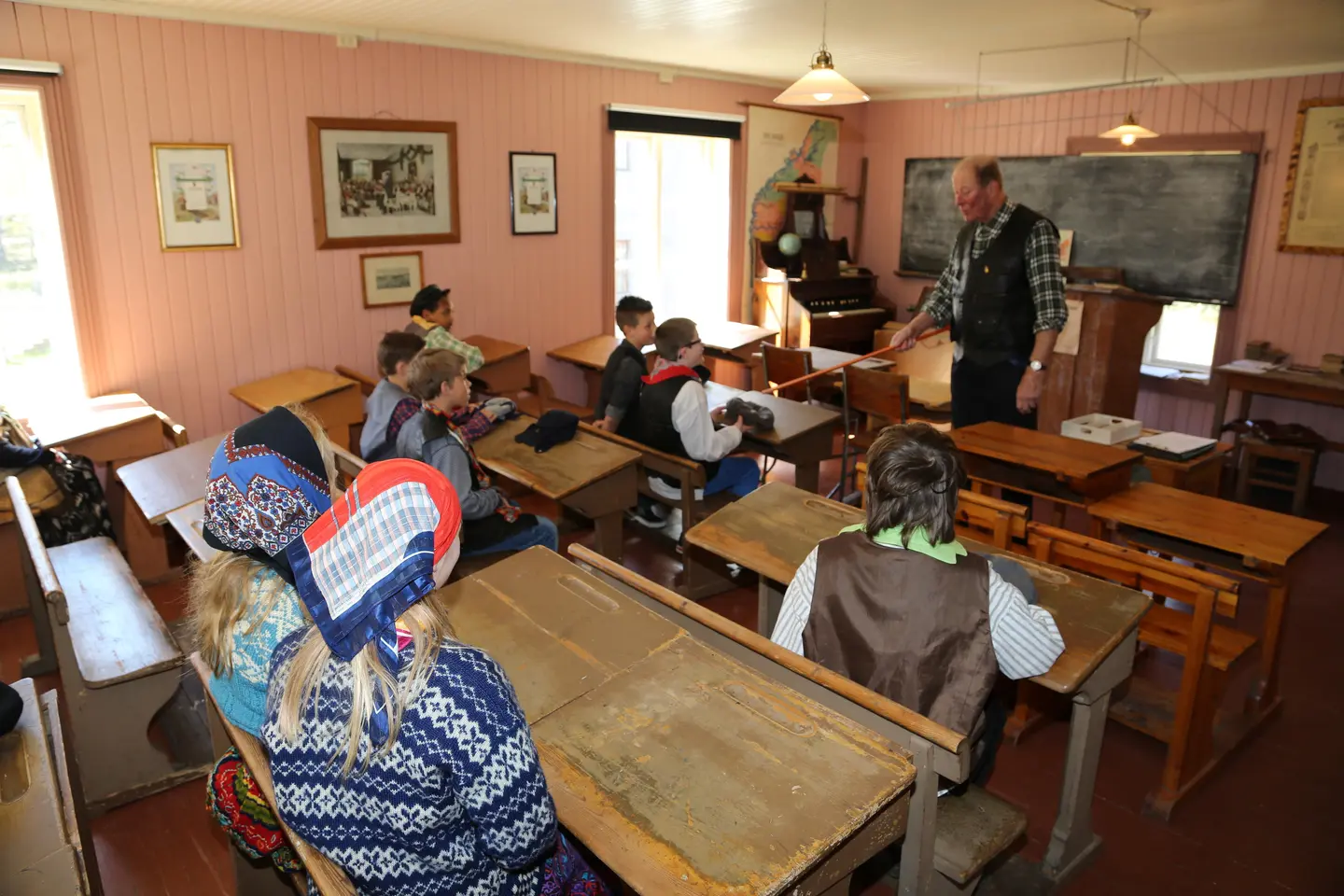 I klasserommet. Fra rollespillet Latjo drom på Glomdalsmuseet.