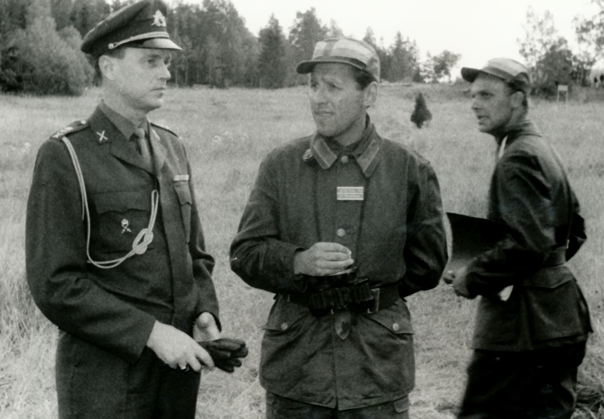 Rikshemvärnstävlingen 1967, sid 18

Vid en skjutstation på Häradsfältet.

Bild 1. CA:s adjutant major Björn Orward, major Rune Wrangdal och sergeant Jaakko Bergqvist.

Bild 2. CA och C P 10.