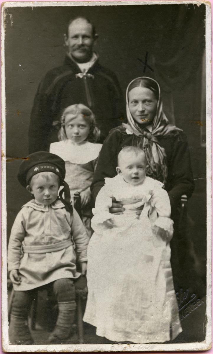 Klemet Balk med hustru Inga (f. Kolpus) og barna, Else (f. 1914), Klemet (f.1915) og dåpsbarnet Anna (f. 1917) på fanget.