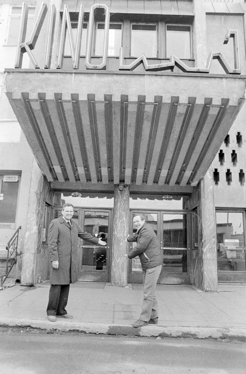 Kjell Joachimsen og Arvid Matheussen forann inngangen til Harstad Kino
