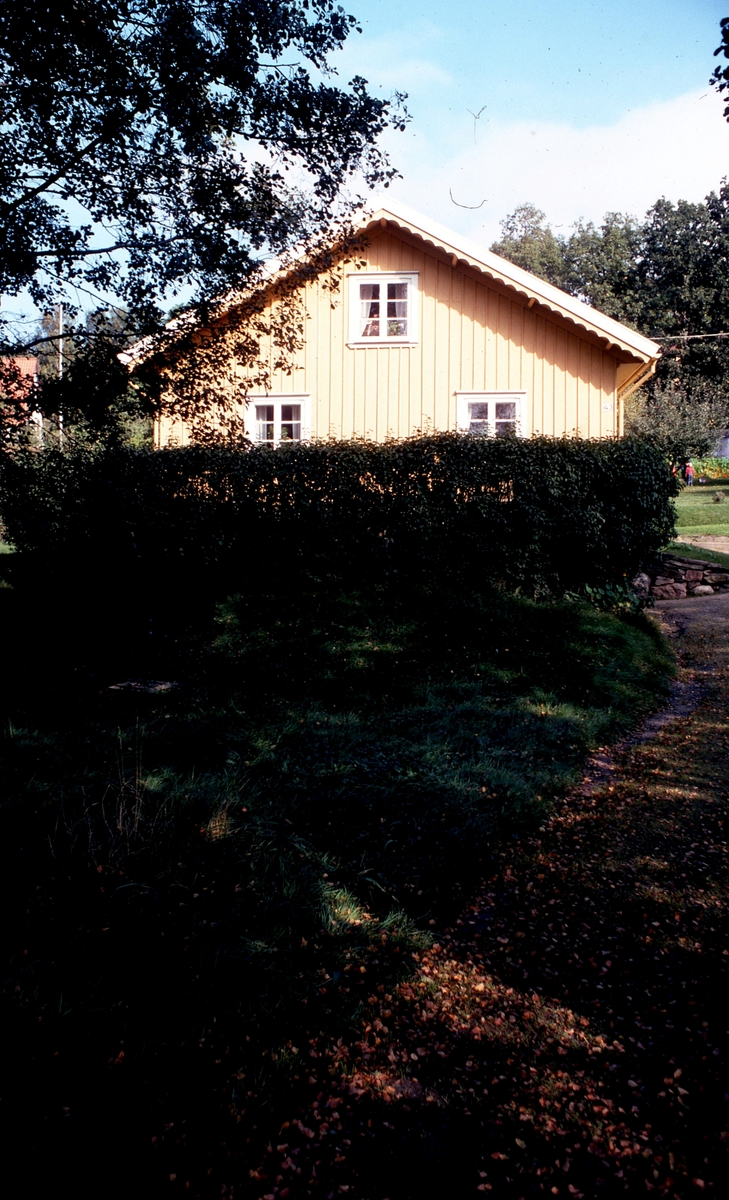 Vommedal Östergård 2:59 "Petters" (nu: Streteredsvägen 43) år 1980. Boningshusets gavel mot landsvägen. Relaterat motiv: A0917 och A1701.