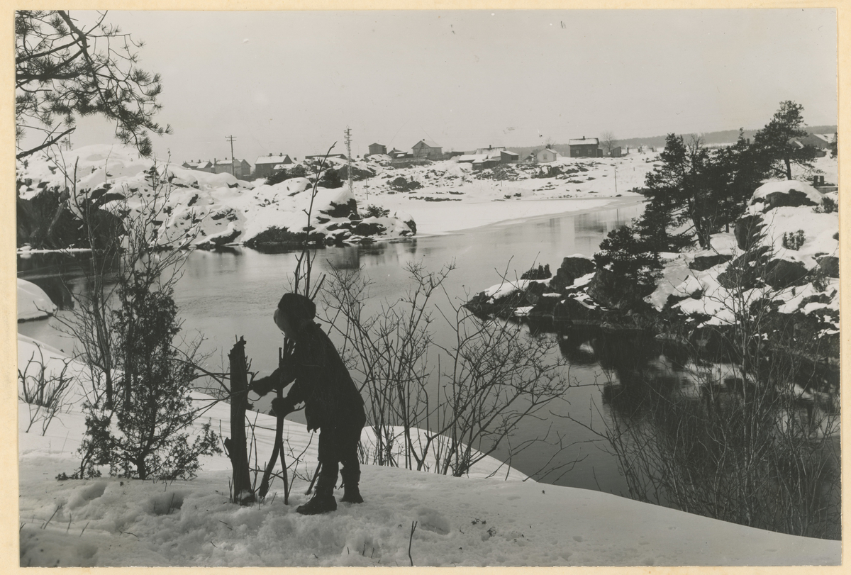 Fra Mosseelva (eldre navn: Mossa, Morsa), vinter, ca. 1920. Postkort.
I bakgrunnen: Krapfoss. Til høyre: Tollertangen.