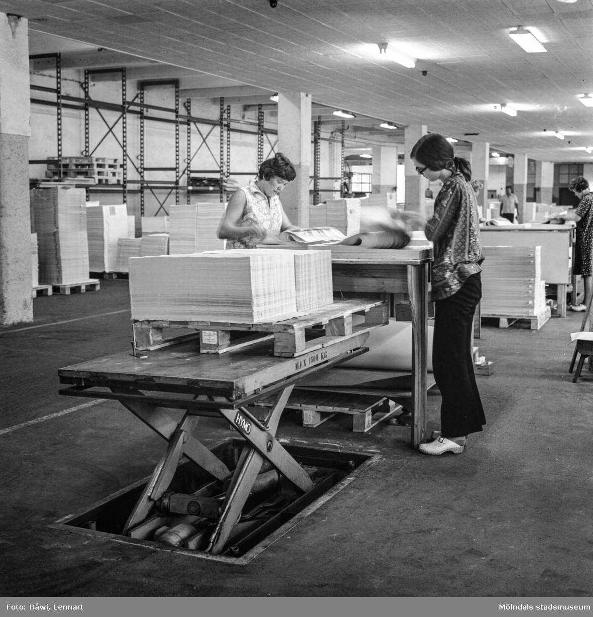 Kvinnor i arbete med att sortera papper på pappersbruket Papyrus i Mölndal, 8/9 1970.