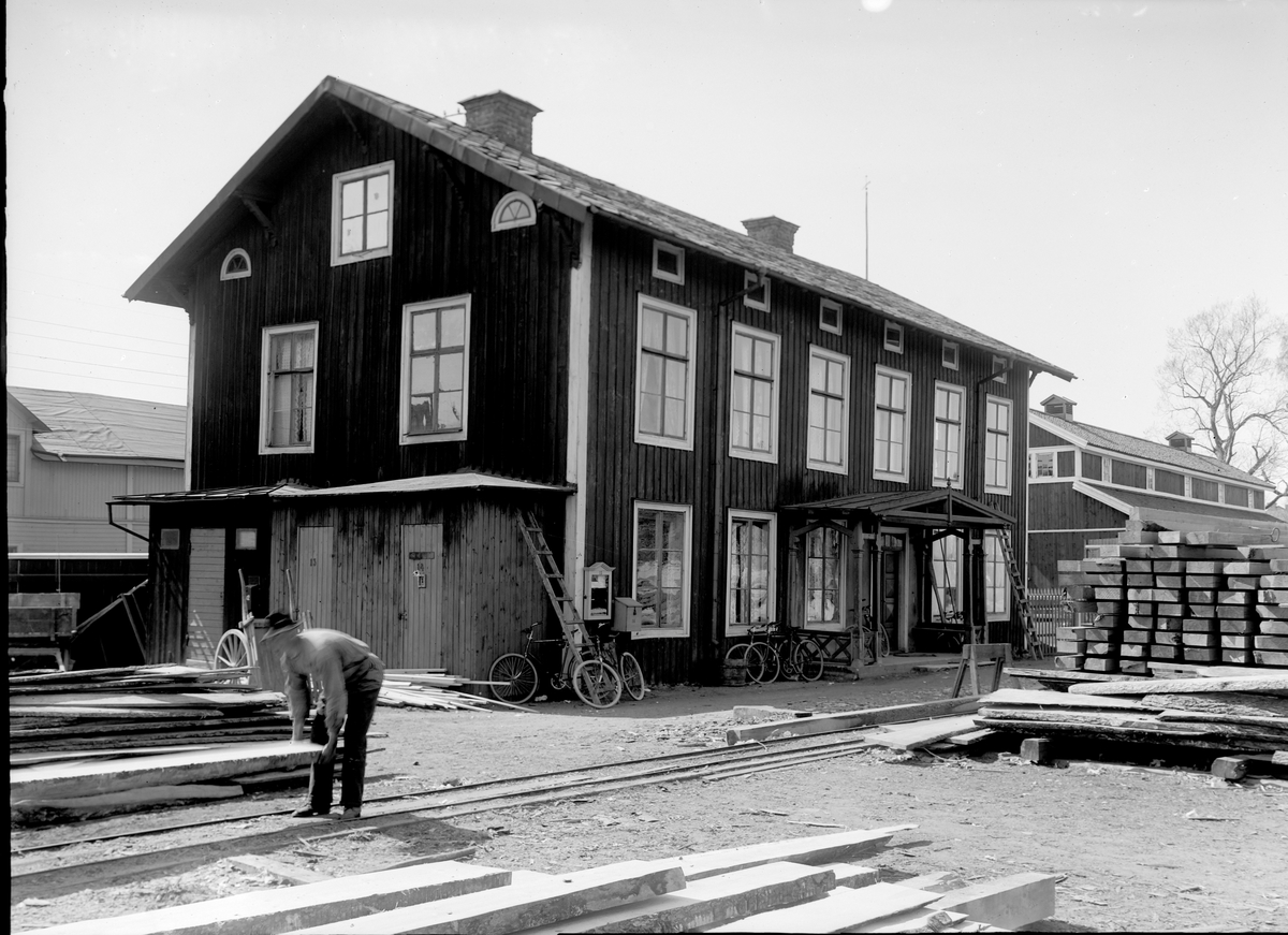 Skebäcks varv.
Örebro Nya Rederibolaget.
Två och en halvvånings bostadshus med snidad förstubro, en arbetare i förgrunden.