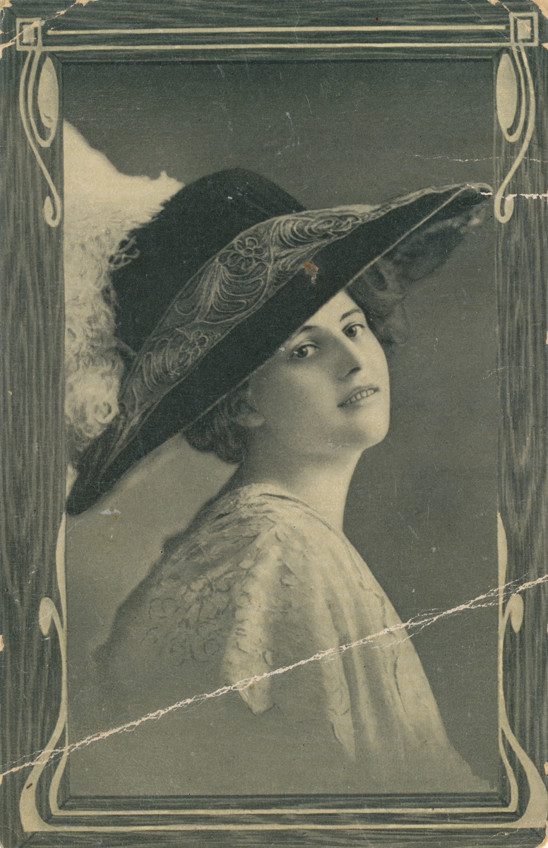 Postkortmotiv av ei ung kvinne med hatt og fjær.