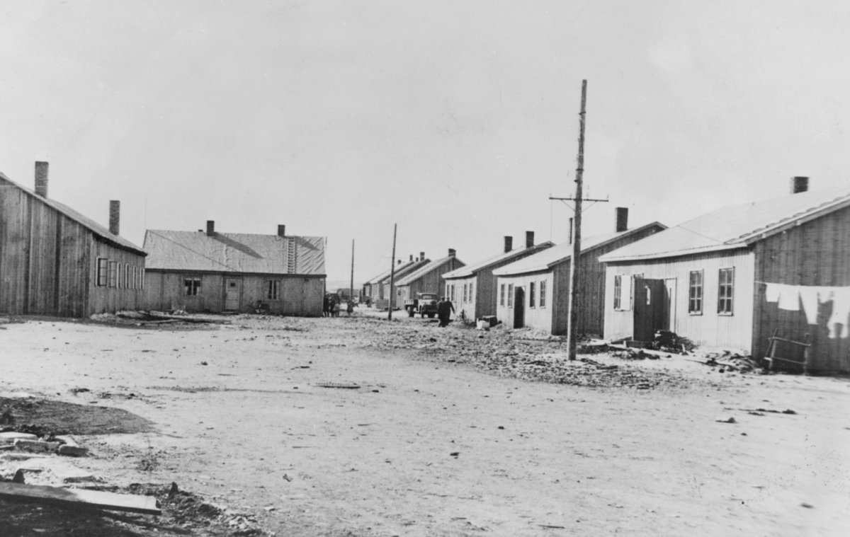 Fra gjenreisningen. Brakkebyen i Vadsø, 1946.