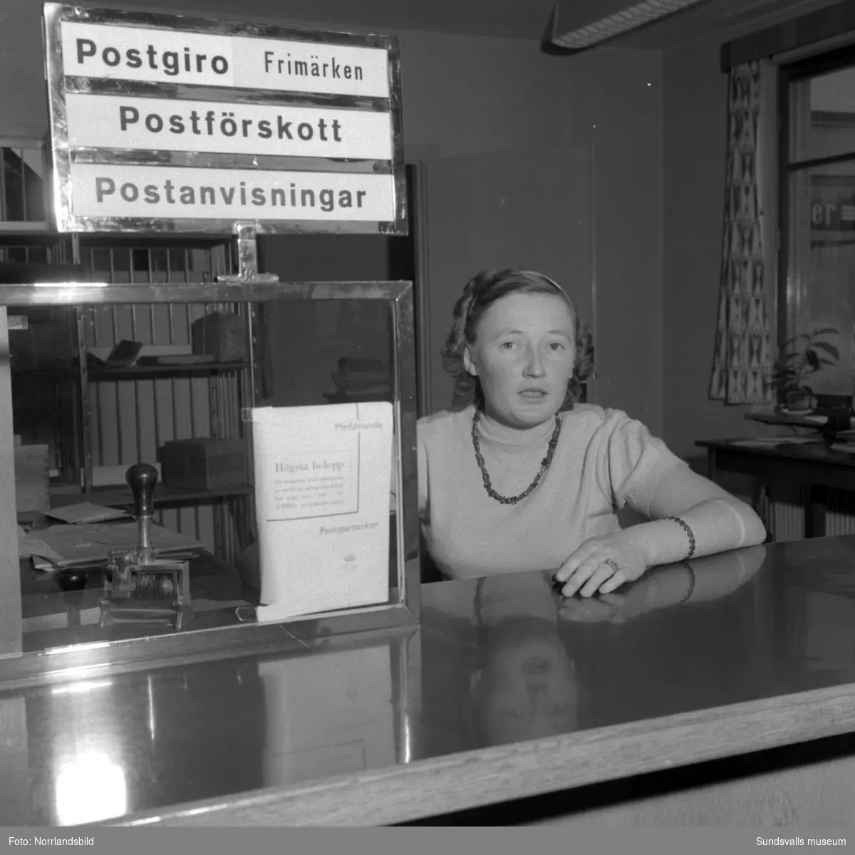 Postkontoret i Sörberge utsattes för ett rånförsök i september 1959 men föreståndarinnan Aina-Britt Hjerpe och hennes kollega Astrid Lundberg lyckades tillsammans med en kund, Putte Wickberg, övermanna den knivbeväpnade rånaren. Reportagebilder för Dagens Nyheter.