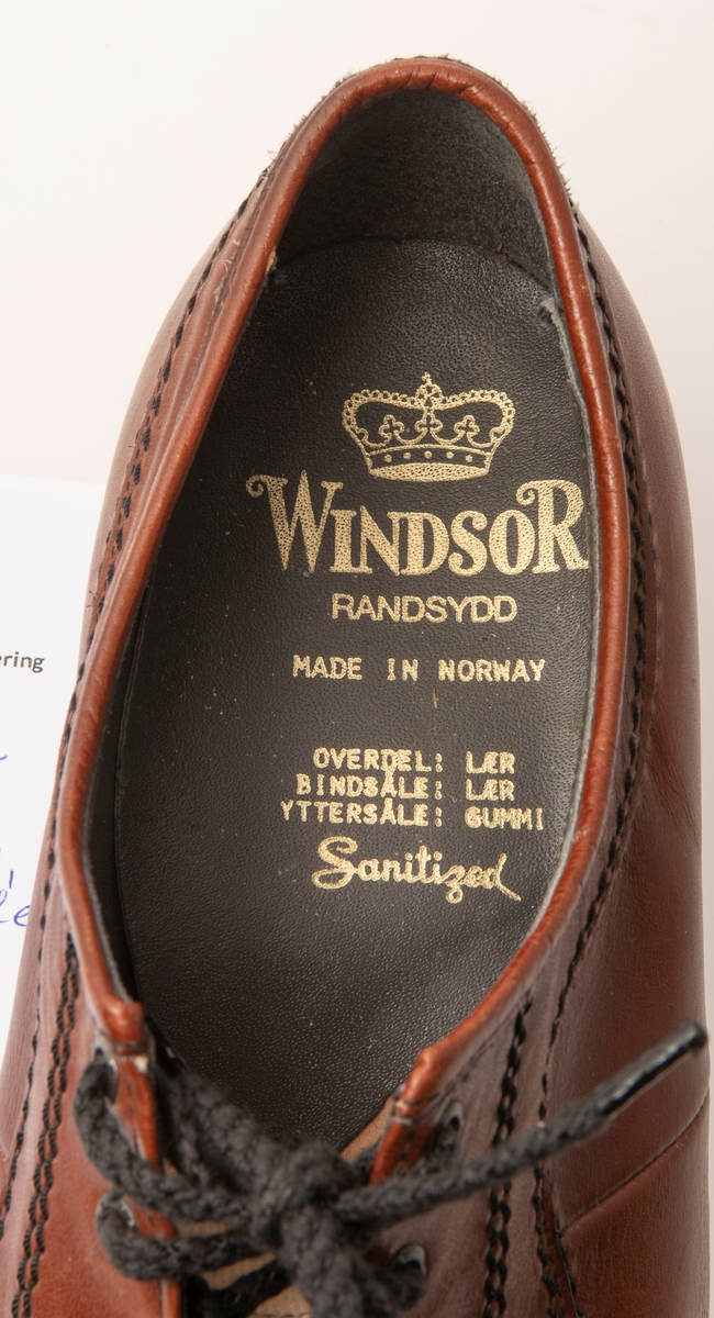 Windsor herresko produsert av Norrøna, skinn, randsydd, snøring, gummisåle i sort, pyntesømmer, størrelse 7.5/40.5.