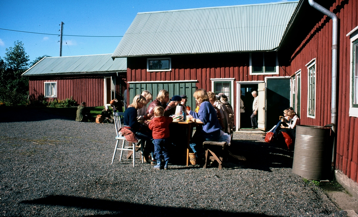 Hembygdsgillets Tulebo-vandring vid Tulebo Nordgård 1:2 "Fredrikssons" hösten 1980. Idag ligger Nilento Studio i byggnaden. Relaterat motiv: A1756 - A1758.
