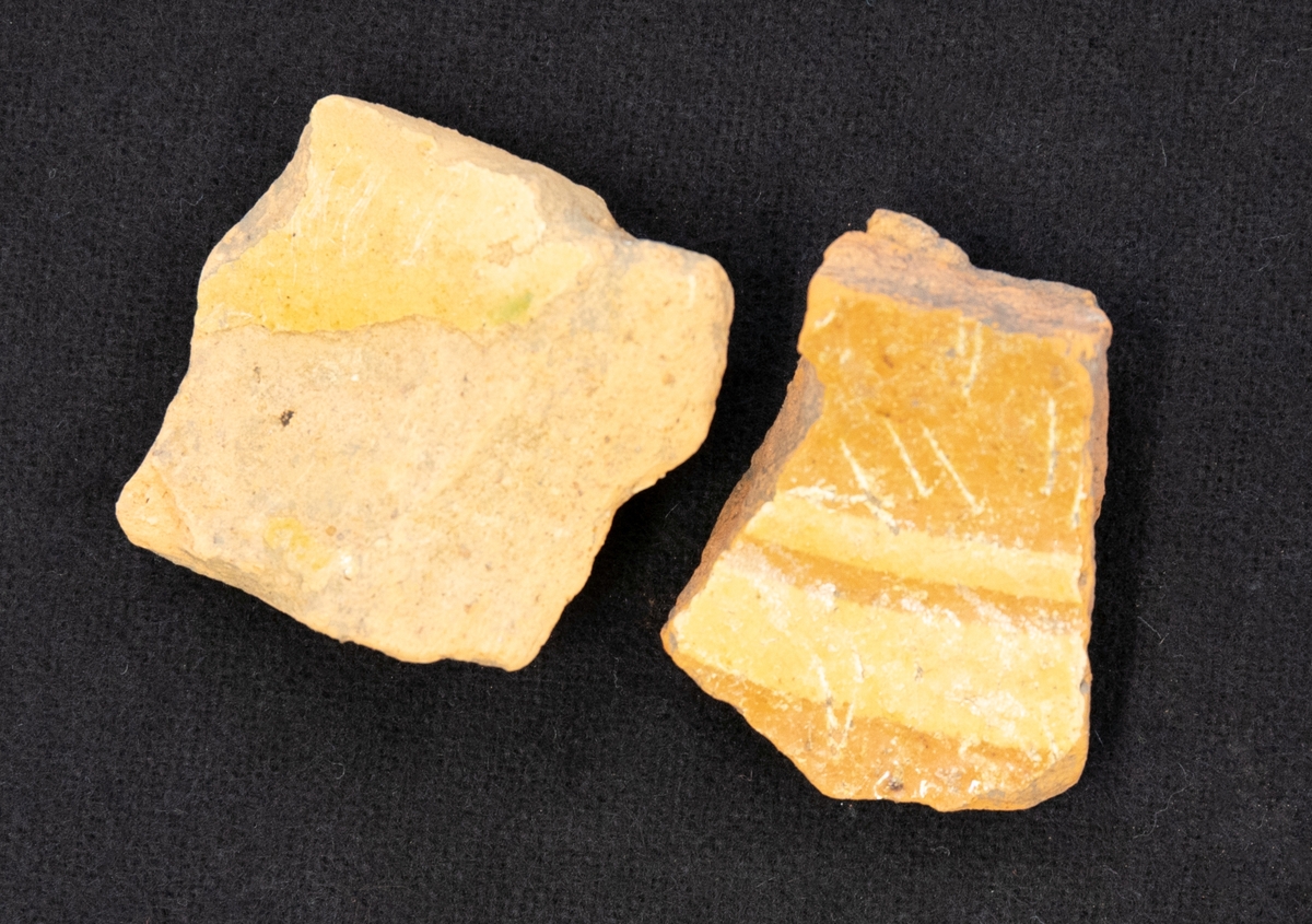 Fragment av bottendelen av en skål av lergods. Rödgul fragmentarisk glasyr.

Funnen i anläggning S16.
Grävningsledaren ändrade sedan anläggningsbeteckningen i grävrapporten till K16.
Fynden kommer från en arkeologisk utgrävning/schaktövervakning av Brätte 1:8 ledd av Oscar Ortman 2018.