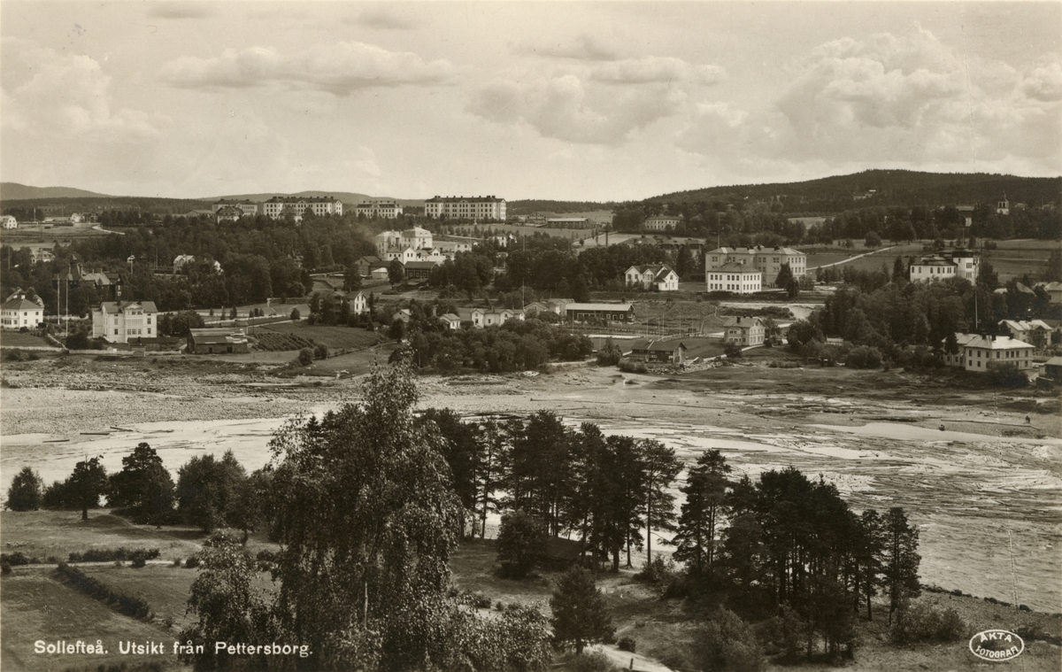 Text i fotoalbum: "Int.asp.tjänstgöring i Sollefteå sommaren 1933. Sollefteå. Utsikt från Pettersborg".