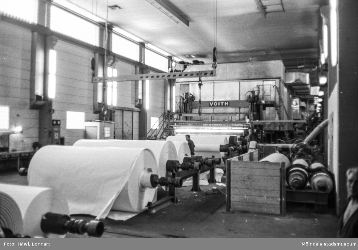 Man i arbete vid maskin, PM 5. Maskinen kördes igång hösten 1965. Pappersbruket Papyrus i Mölndal, hösten 1970.