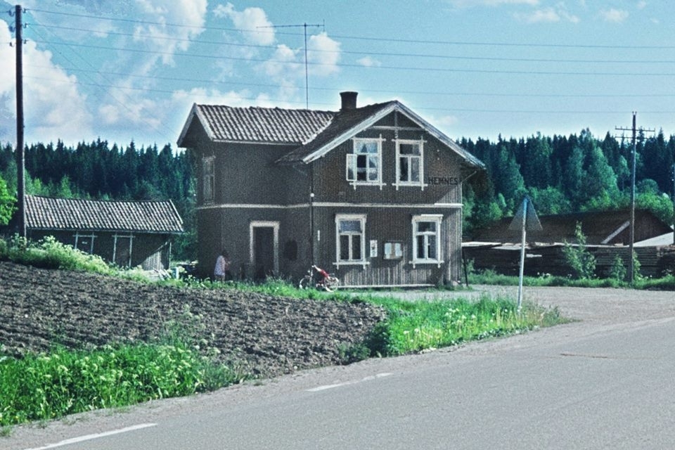 Ved Hemnes stasjon noen år etter Aurskog-Hølandbanens nedleggelse