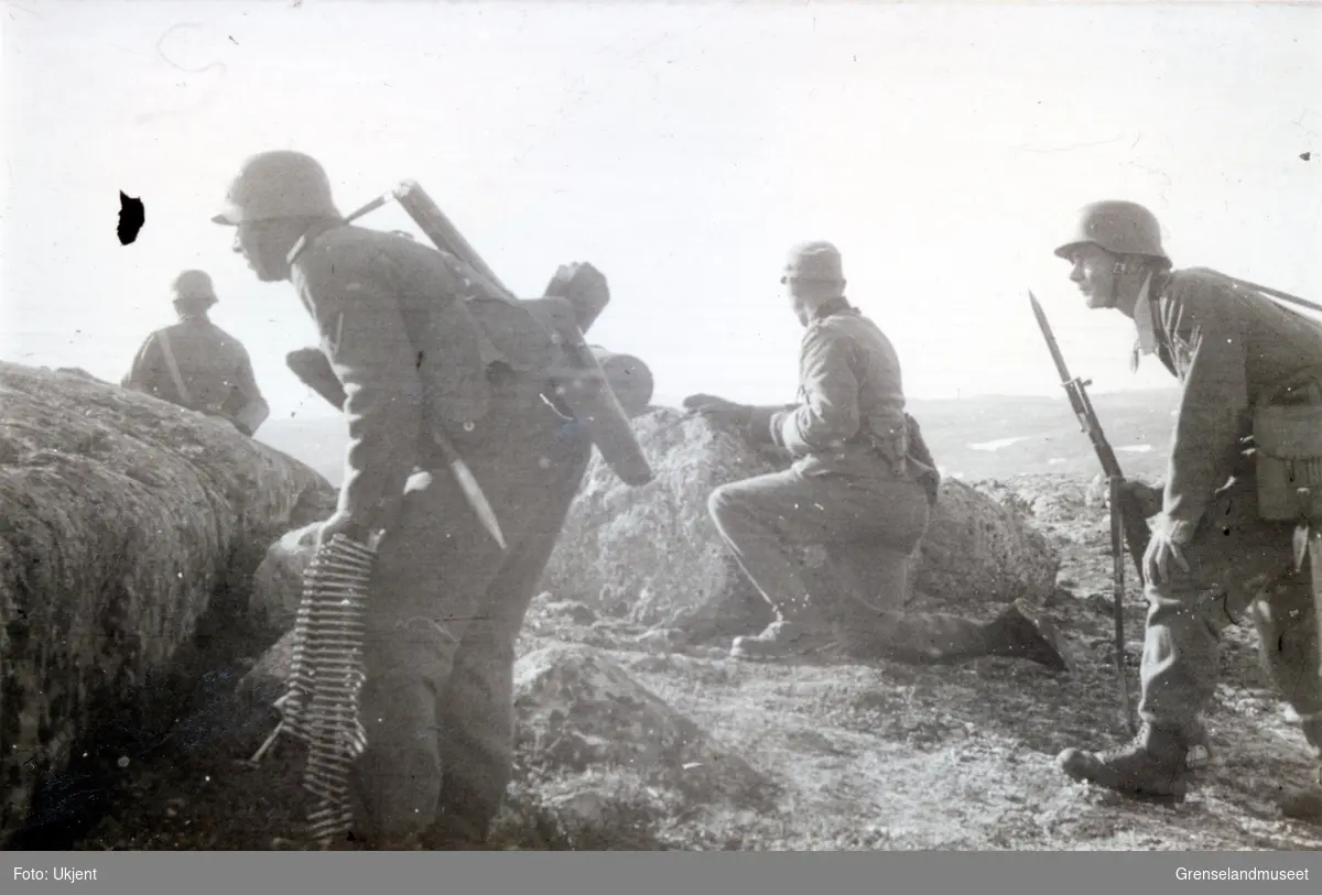 Fiskerhalsfronten eller Litzafronten. Juli 1941 - oktober 1944. Soldaten til høyre bærer MG-bånd og reservepipe til MG på ryggen. 