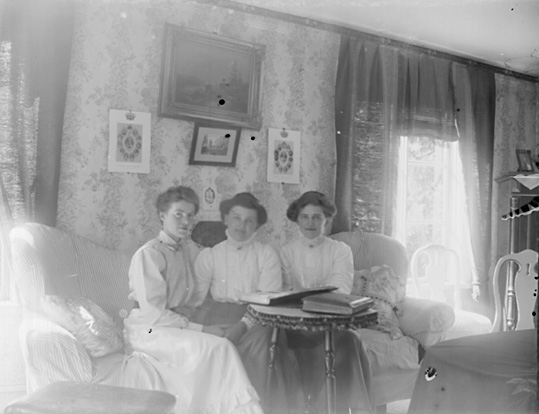 Tre kvinnor i soffa.