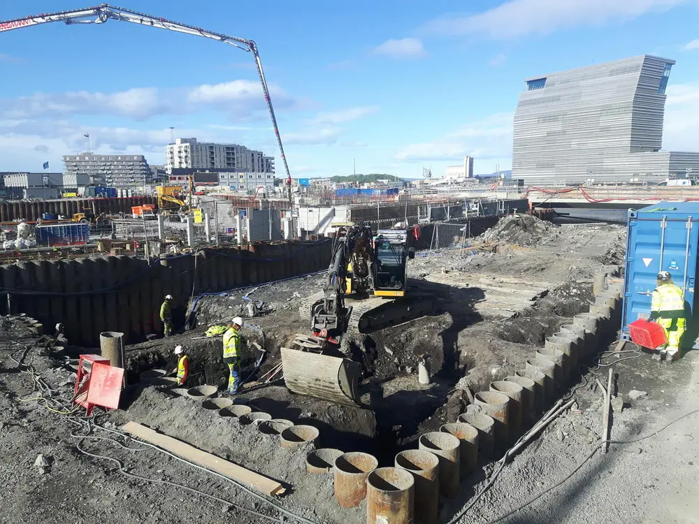 12. mai – undersøkelsene på tomten kalt Bispekilen er i gang. Årets feltarbeid i Bjørvika dekker et adskillig mindre område enn fjorårets utgravning på B8a. Håpet i år er bl.a. å finne ut om - og i tilfelle hvordan - bryggene nord og sør for Bispekilen henger sammen.