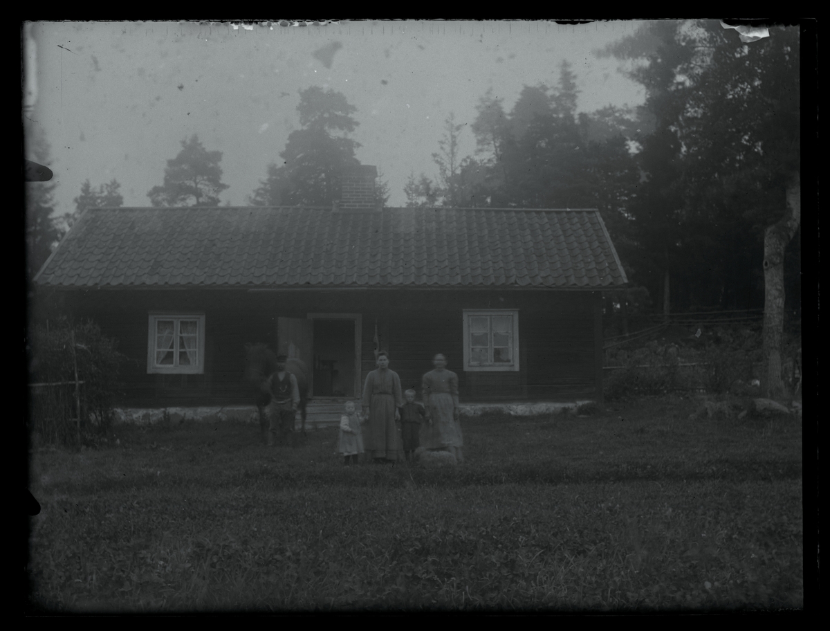 Torp med familj och häst, Lillhärad ca 1910.