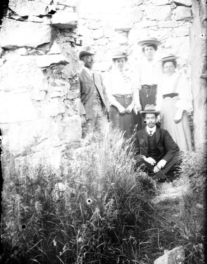 Tre damer och två herrar, Lillhärad ca 1910.