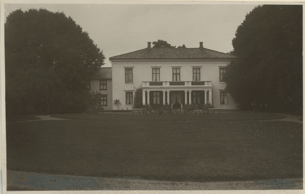 To bilder fra Alby gård på Jeløy, hovedbygningen, ca. 1960.
Historikk: Kjøpt av Moss kommune i 1963.