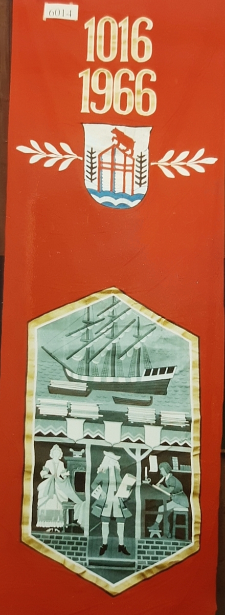 Sarpsborg byvåpen, malt m/seilskute, prammer, tømmer, 2 menn og en kvinne.