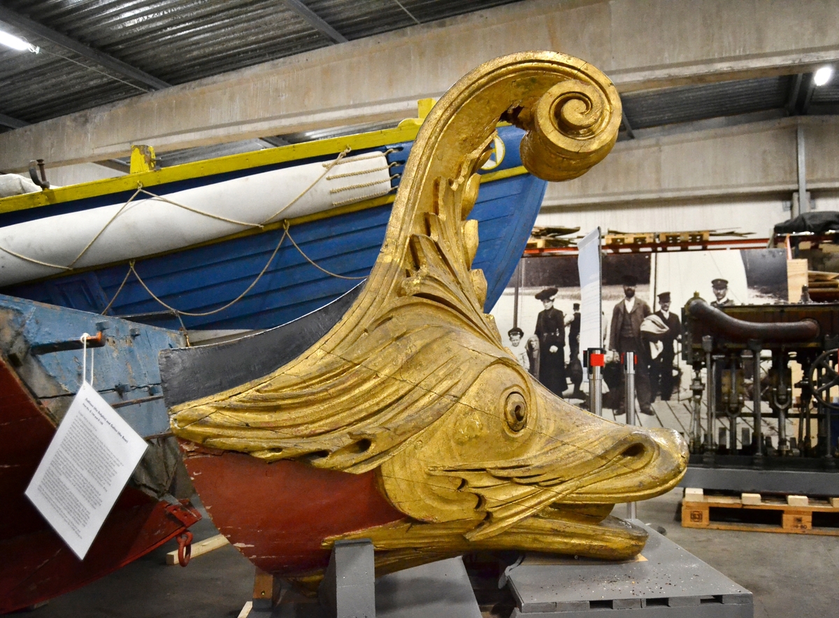Stävfiguren på den kungliga slupen DELFINEN i Sjöhistoriska museets båthall på Rindö.
