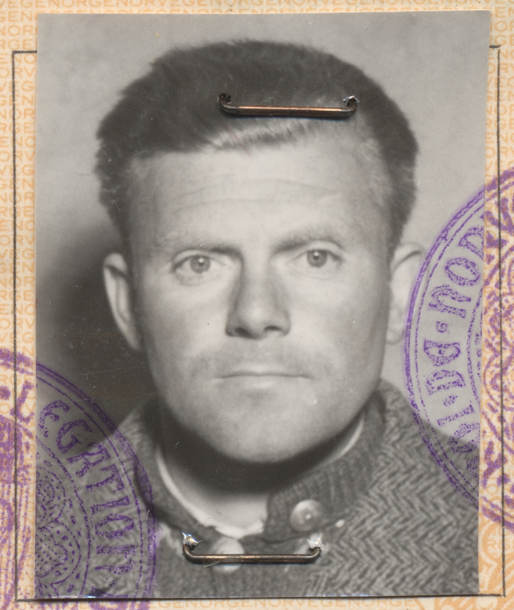 Tommy Hofstad (f. 1916, Steinkjer), fotografert i Sverige våren 1945. Han var fange på Falstad 1943, senere i Sachsenhausen i Tyskland fram til freden. Bildet er brukt i passet hans, utskrevet av den norske legasjon i Sverige 5.5.1945.