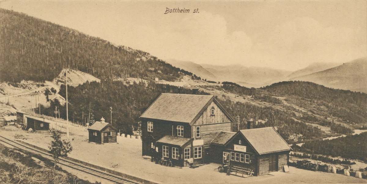 Prospektfotografi av Bottheim stasjon mellom Lesja og Dombås.