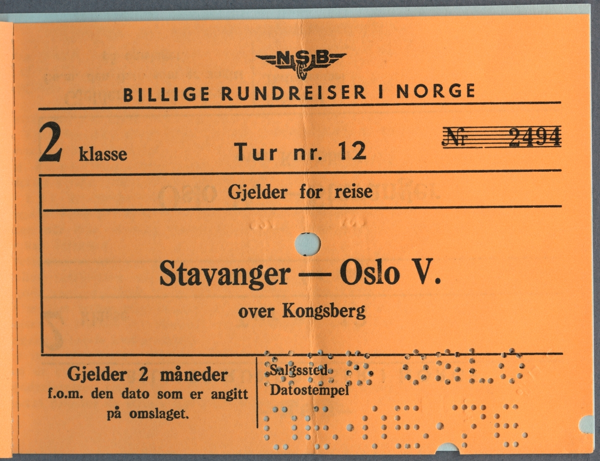 Rundresebiljett för tåg och båt för Triangelturen.  Resan börjar i Oslo. Priset är 275 kronor. Biljetten har en stämpel i nedre högra hörnet där det står " NSB Reisebyrå 6 mai 1976"
På baksidan står "H. Clausen" handskrivet i nedre högra hörnet.
På nästa sida finns information om resväg.
Biljett 2:a klass för resan Oslo via Roa till Bergen. Biljetten är stämplad.
Biljett 2:a klass för resan Stavanger via Kongsberg till Oslo. Biljetten är stämplad.
På baksidan finns information om resevillkor.