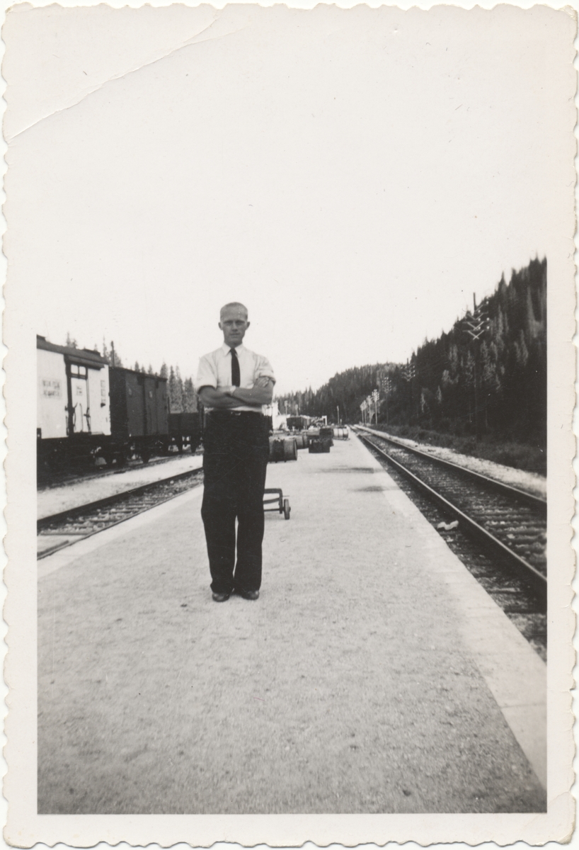 Frank Storm Johansen (f. 1919 i Kristiania, d. 1990) på Trofors stasjon 1940–41. Han ble arrestert under Majavass-saken i 1942, satt i fangenskap på Falstad 1942–43, senere i Tyskland til krigens slutt.