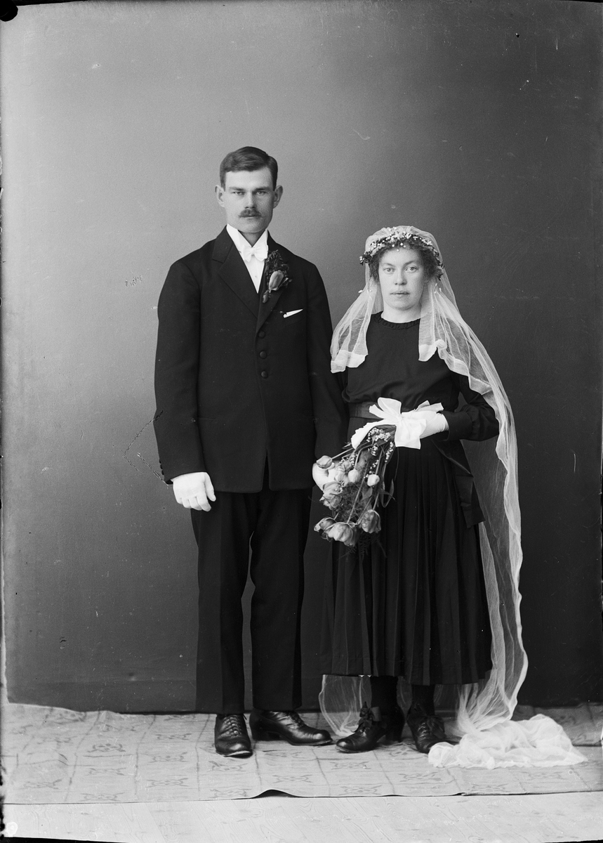 Brudparet Pettersson från Värlingsö, Harg socken, Uppland 1923
