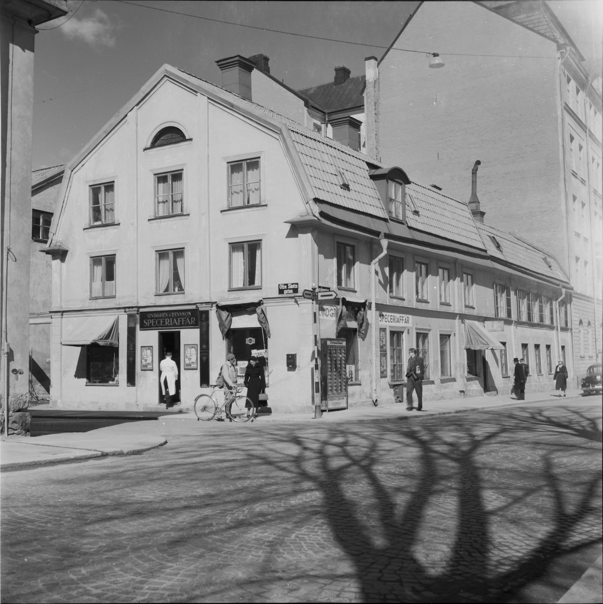 Hörnhuset Jernbrogatan, nuvarande S.t Olofsgatan - Övre Slottsgatan, kvarteret Rosenberg, Uppsala 1956