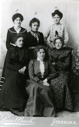 Foran fra venstre: Ragna Øverland, Selma Roknes og Maren Mey