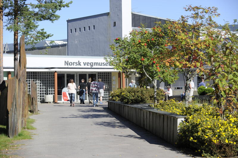 Bilde av inngangspartiet hos Norsk vegmuseum.