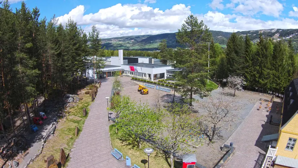 Oversiktsbilde som viser Norsk vegmuseum og uteområdet i front.