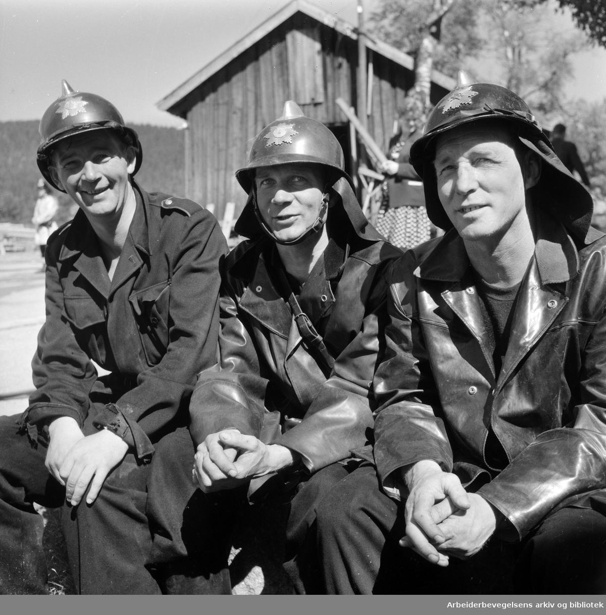 Brannkonstablene Lorang Marthinsen, Aksel Elvenes og Kaare Jensen etter slokking av låvebrann på Kåsa gård i Maridalen. 30 mai 1959.