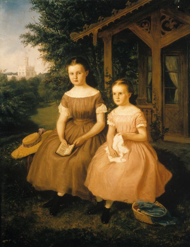 To jenter foran en dukkestue. (Foto/Photo)