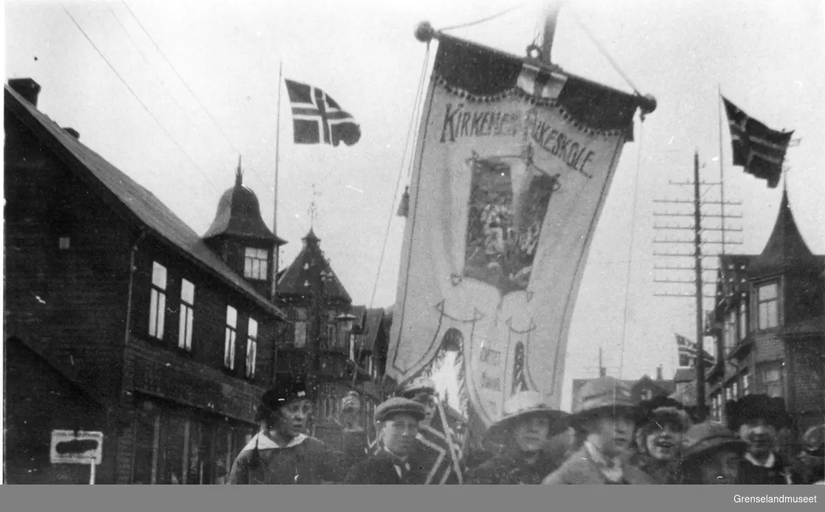 17. mai i Kirkenes ca. 1922. barnetoget passerer Storgata.
 Zahl Hagen gården til venstre.