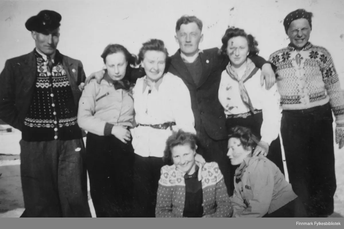 Børselv ca. 1940-1943. Fra venstre: Hans Sandeng, Ragna Samuelsen, Oline Hansen, Hilmar Pedersen, ?, Andreas Hansen. Foran fra venstre: ?, Lovise Aronsen.
